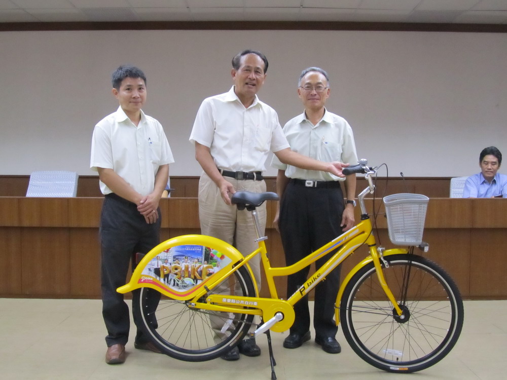 右為高捷公司總經理陳培安,將Pbike原型車致贈給曹啟鴻縣長。(照片屏東縣政府提供)