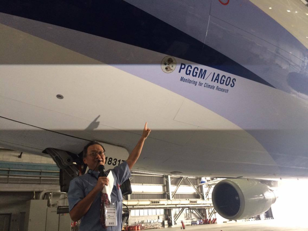 「太平洋溫室效應氣體觀測計畫 (PGGM)」今（6）日正式對外宣布華航加入第二架商用民航機，計畫主持人王國英教授指著機身外的空氣採樣儀器解說，臭氧、二氧化碳等溫室氣體的濃度變化資料，在飛機航行過程中會進入機器透受到蒐集跟監測。圖／李秉芳