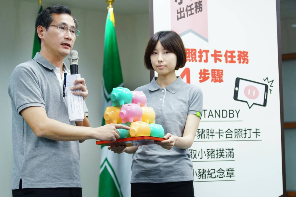 民進黨29年黨慶，民眾與小豬胖卡車合照打卡即可獲得募款小豬撲滿。（朱蒲青攝）