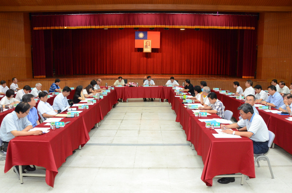 廢除鄉鎮市長選舉，改為官派，除了減少行政層級以外，更能達到節省經費，讓縣政府效能提升，建設能達到全盤規劃，已到刻不容緩的階段。（圖為2015年南投縣鄉鎮市長參加擴大縣務會議。本報資料照，石振賢攝）