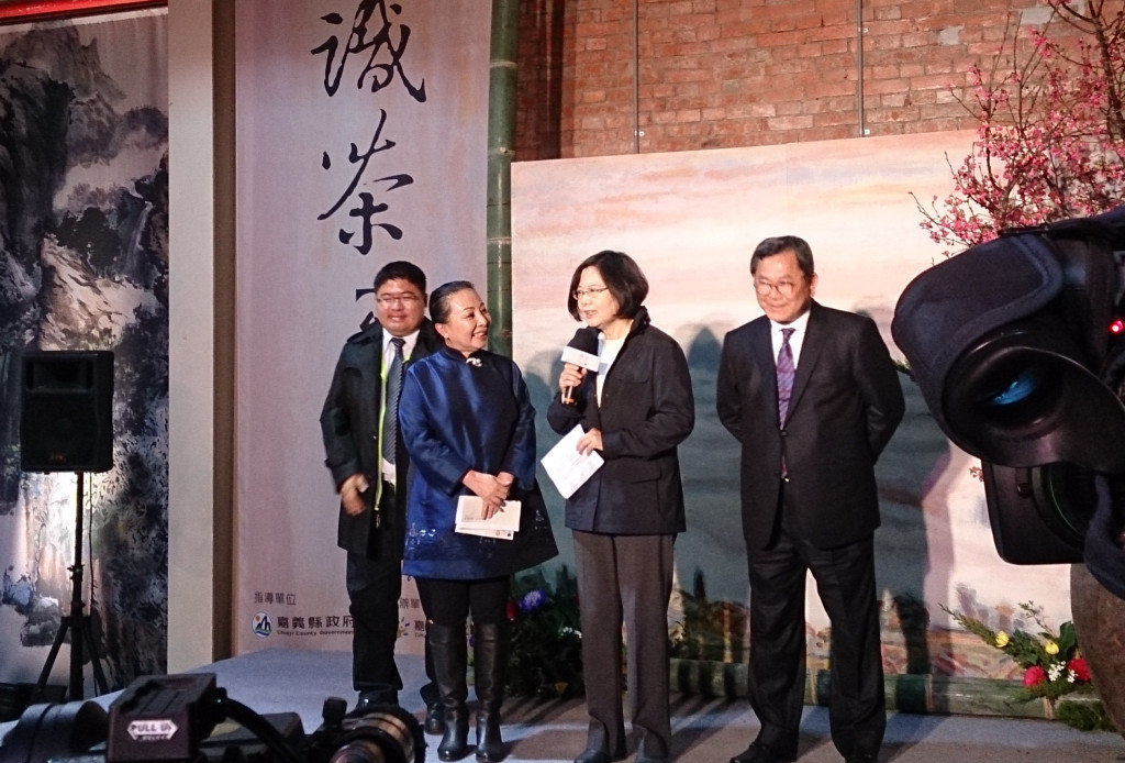 民主進步黨總統當選人蔡英文今 (19) 日赴華山文創園區出席「2016獨嘉好茶-台北茶會」活動,由嘉義縣長張花冠、立委陳明文及蔡易餘等陪同出席茶會活動品茶。(陳慧真/攝)