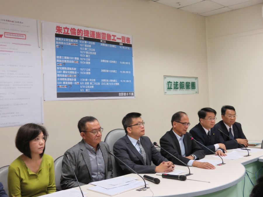 民進黨新北市長候選人游錫堃今天(24日)在立法院民進黨團召開記者會再次批朱立倫以多項「先期工程」作為騙選票工具，合計約6千萬元。﹝蘇元和攝﹞