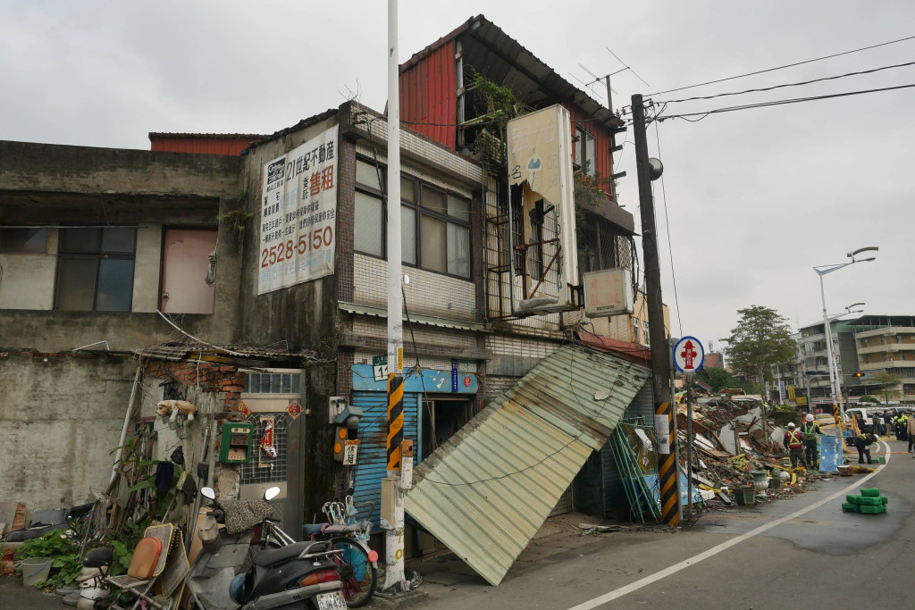 大觀社區南段5戶中3戶房舍被拆除，拆除工程波及未同意交屋的朱宅，入口屋簷倒塌、電錶受損一度斷電，電話線路也因拆除作業而失去功能。圖／張家銘