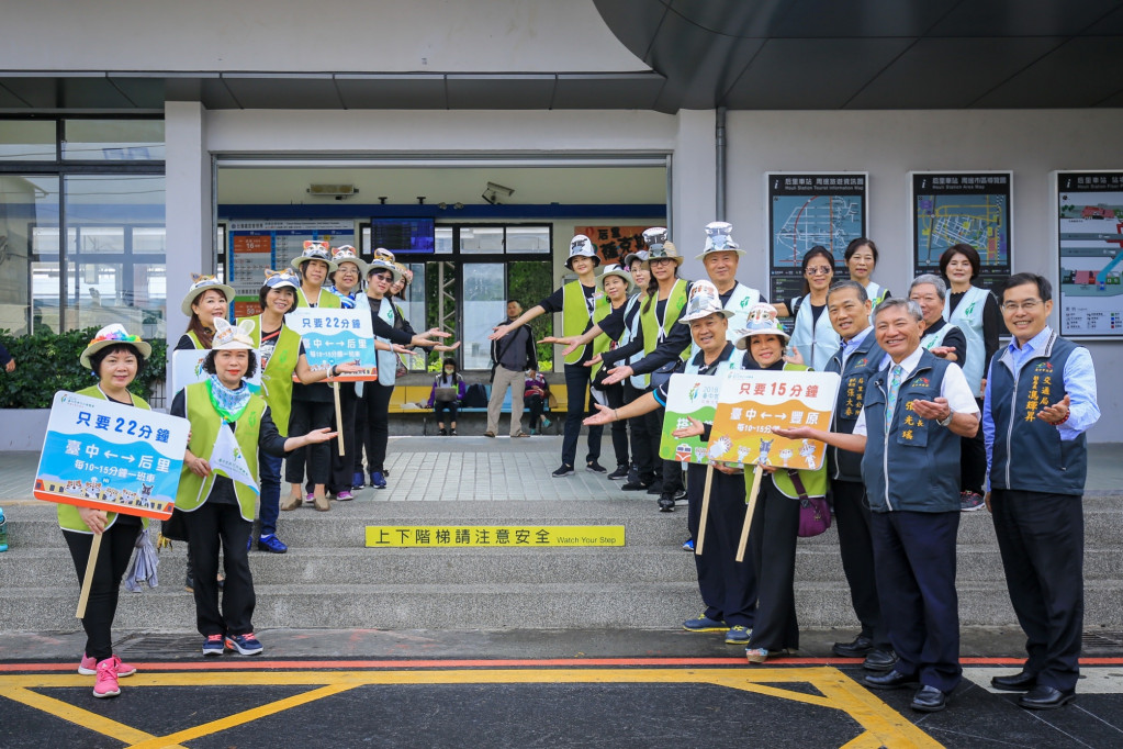 台中世界花博開即，設后里丶豐原丶外埔三園區，市府擬定以「鐡路為主」及300輛客運車完全接駁策略，使参觀者輕鬆遊園參觀欣賞。（台中市新聞局）