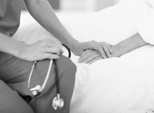 在盤尼西林還沒發明以前，許多疾病對醫生來說其實是束手無策的，所以那個時候的醫生所扮演的角色，絕大多數是握住病人的手，提供心理支持與安慰的力量。（資料照／圖：michaeljung）