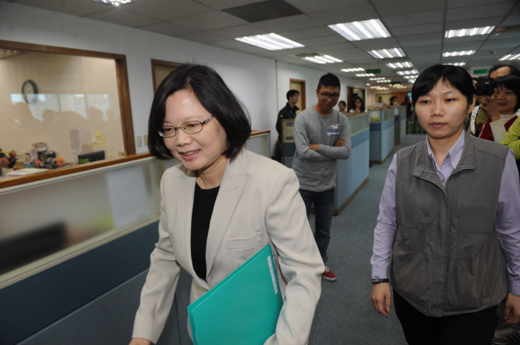 警政署派女隨扈簡秀芳跟隨蔡英文身旁進行維安。（民進黨記者聯誼會提供）