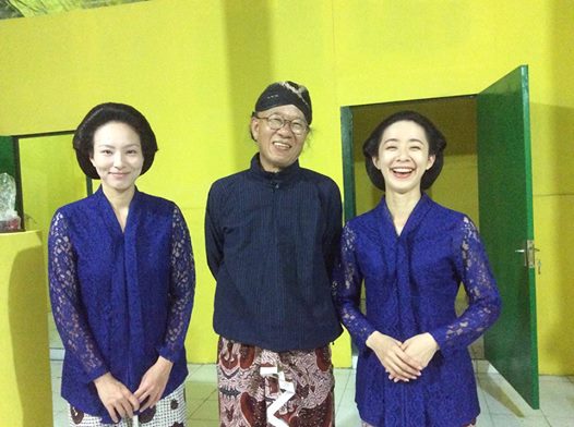 周逸昌（中）與黃忻怡（左）、鄭尹真（右）赴印尼修習宮廷舞蹈，在日惹王宮穿著沙龍留影。(取自鄭尹真臉書)