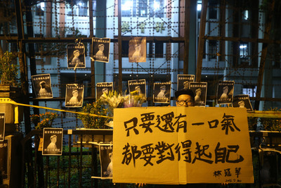 課綱議題延燒，圖為有民眾日前晚間聚集在教育部外，在拒馬上貼教育部長吳思華肖像與標語表達訴求。（中央社資料照片）2015年7月30日