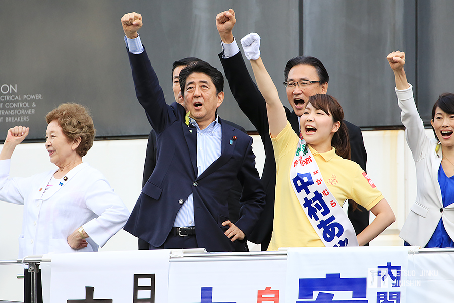 日本首相安倍晉三，今日首次現身街頭，為自民黨提名的東京都議員候選人站台。 圖/陳威臣