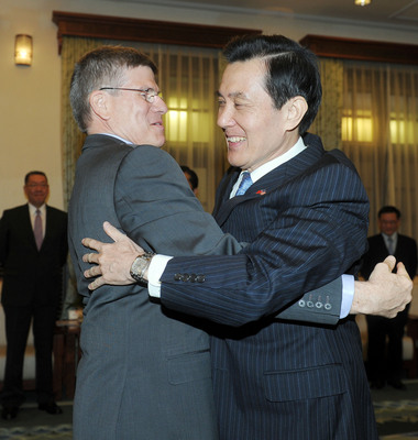 總統馬英九（前右）14日在總統府，接見美國哈佛大學「中國基金主席」柯偉林（William Kirby）教授（前左），兩人親切擁抱致意。（中央社）