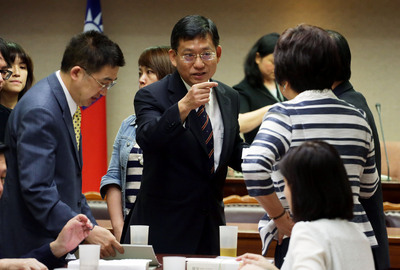國民黨立委吳育昇今在內政委員會說「達賴喇嘛來台等於回中國」引發網友熱烈討論，直說這算是哪門子的邏輯。﹝中央社資料相片﹞