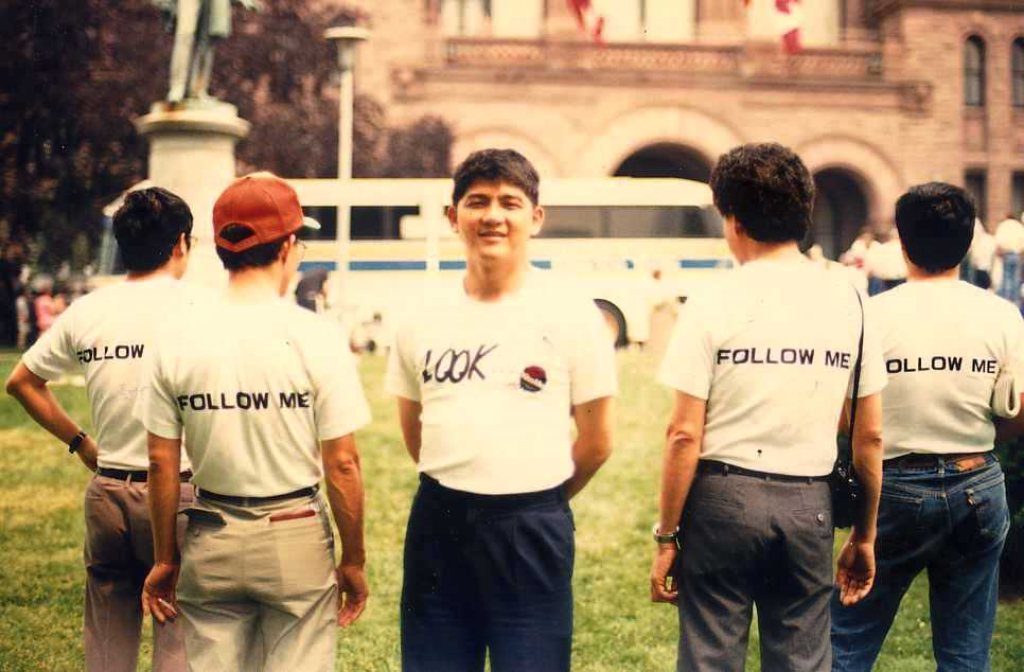 1989 年URM 中級班在加拿大開課，學員的T 恤胸前是「LOOK AT ME」（看看我），背後是「FOLLOW ME」（跟我來）。圖／黃昭凱提供
