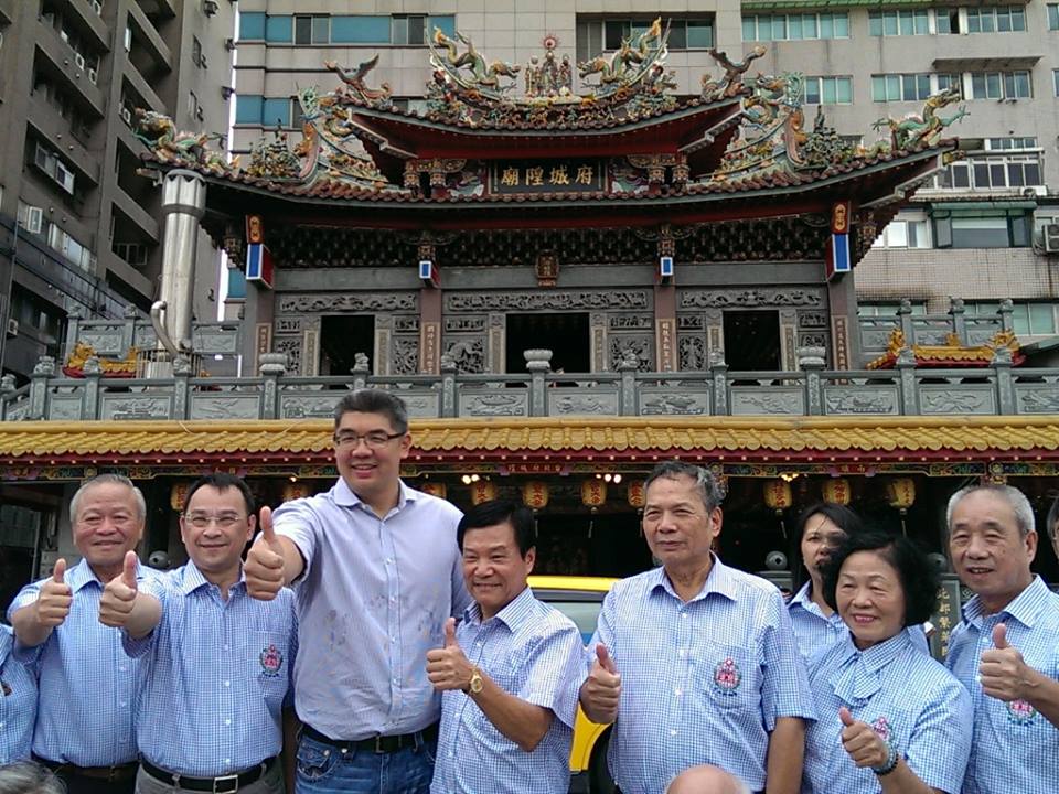 今天是921震災15週年，國民黨台北市長參選人連勝文今天上午前往北市虎林街東星大樓旁的台北府城隍上香祈福，並推出防災政策，連勝文在行程結束後與廟方人員合照。　（記者唐詩攝影）