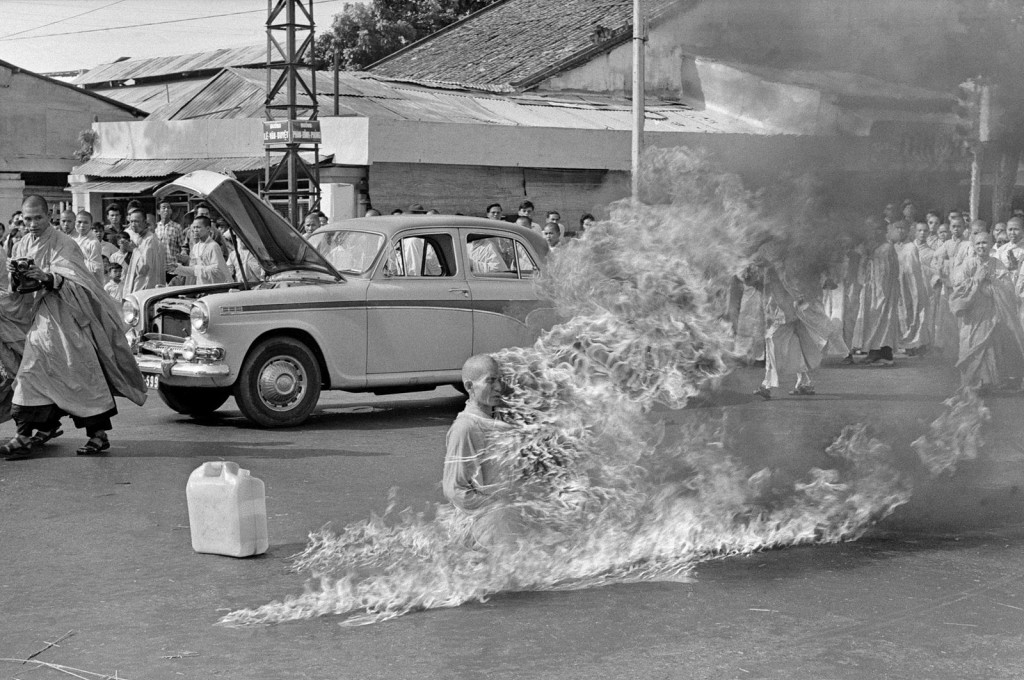 越南僧人釋廣德自焚畫面。美聯社記者布朗拍攝，這是1960年代最具震撼性的照片之一。圖／Public Domain
