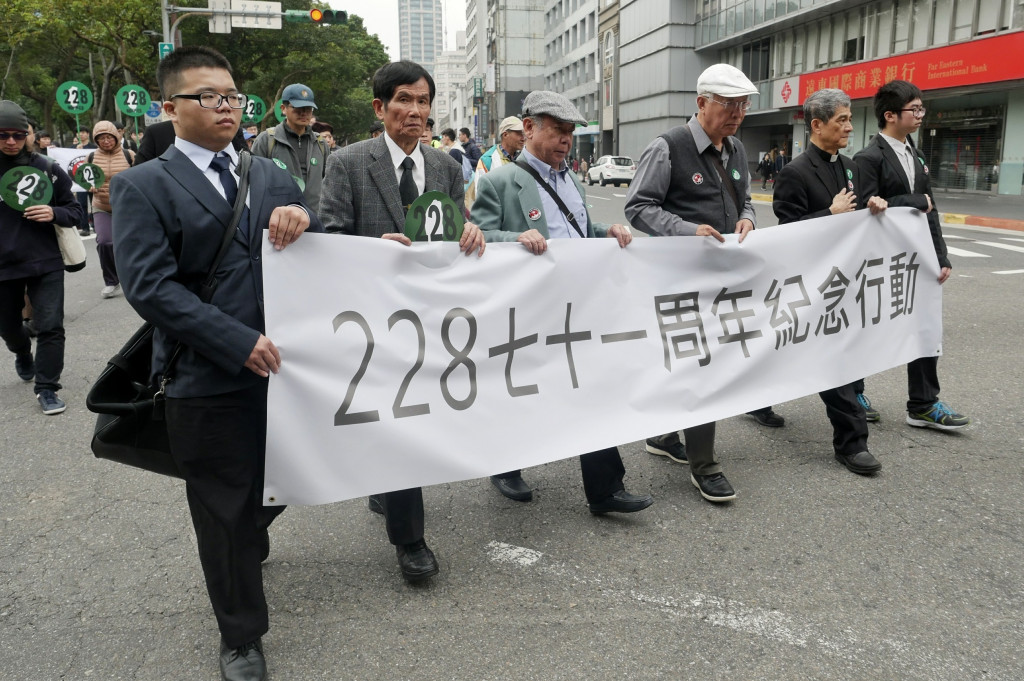 二二八事件72週年，鄭南榕基金會在內的多個人權團體將在24日舉行「228‧0堅守正義，持續轉型」遊行，希望各界一同加入「228.0紀念行動」一起上街、一起做個「真相追尋者」。圖為去年二二八事件七十一週年遊行。圖／民報資料照