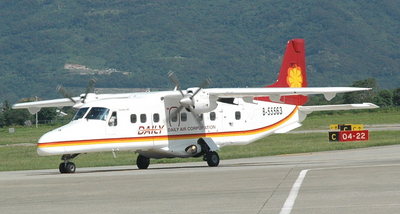 德安航空編號B-55563多尼爾19人座飛機5日在蘭嶼降落時遇側風，飛機在跑道上蛇行，機師緊急拉起飛機，旅客說「嚇死了，差點落海」。(中央社)