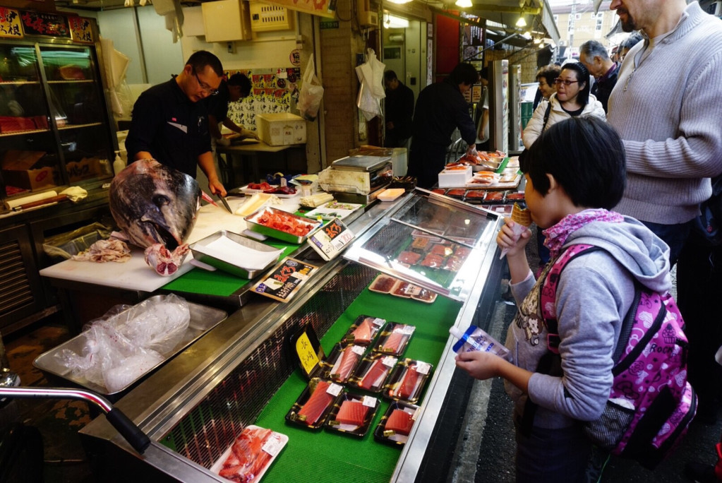 天氣寒冷導致感染性腸胃炎在南韓、日本與中國地區大流行，其中又以日本最嚴重，國人喜愛的東京、大阪都是重災區，疾管署呼籲民眾出國最好先忌口，不要吃生冷食物。（圖為東京築地外市場攤位，圖／陳文蔚  ）