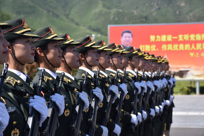 中國大陸訓練九三大閱兵的北京昌平閱兵基地，接受操練的女兵方隊一字排開，背後則是一幅巨大的中共總書記習近平肖像。圖：中央社