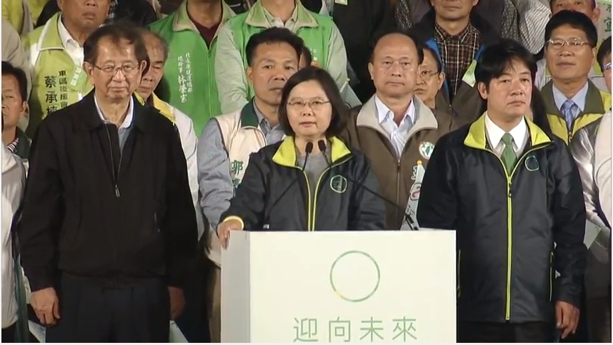 民進黨總統候選人蔡英文10日晚間在台南舉行「點亮台灣每一里」大型造勢晚會，現場湧入3萬民眾，前中研院長李遠哲也到場力挺，全程以台語發表演說。（圖取自直播影片）