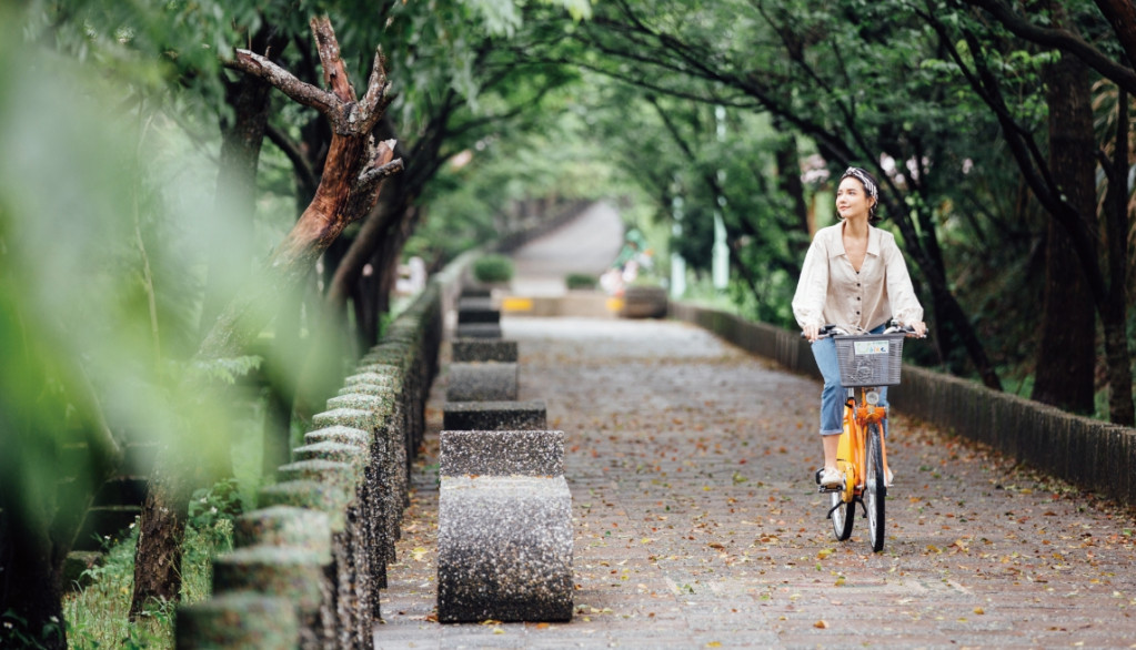 過嶺支渠休憩步道設計平坦，適合悠閒漫步，也能騎著YouBike御風而行。圖／林冠良