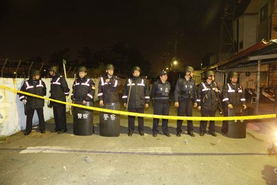 高雄監獄發生6名受刑人挾持典獄長陳世志等人事件，鄭立德等6嫌12日清晨全數自戕死亡。警方在自盡的囚舍外築起人牆阻止媒體接近。（中央社資料照片）104年2月12日