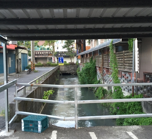 舊城東路出水口(金樽餐館旁) 。圖／李界木