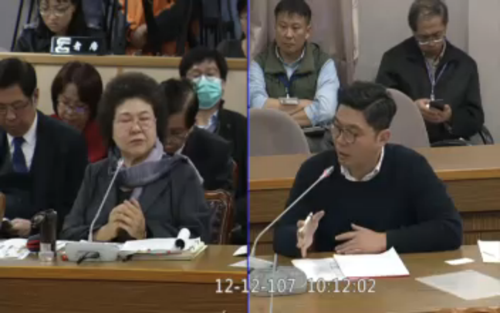 國民黨立委許毓仁提及許多人為了前往中國發展被迫表態支持「九二共識」，總統府秘書長陳菊則認為，兩岸應在互相理解、異中求同下交流與正向發展。圖／立院直播