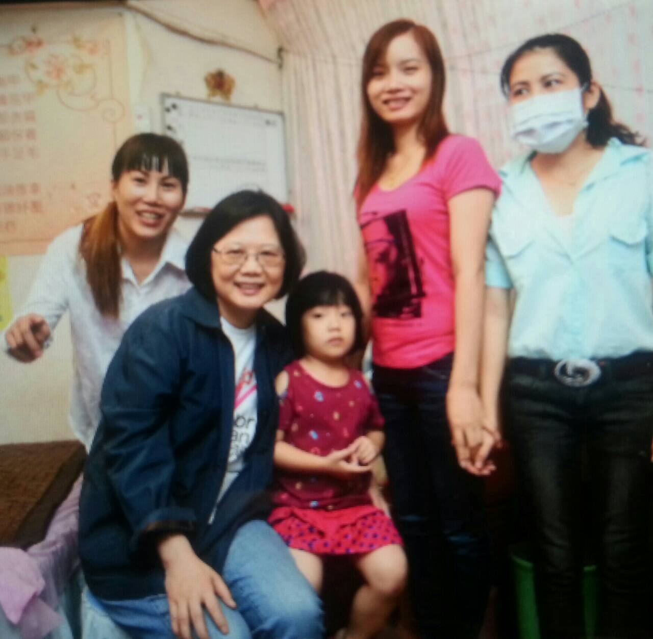 民進黨主席蔡英文今（５）日前往屏東中央市長關心新住民工作狀況。（民進黨提供）