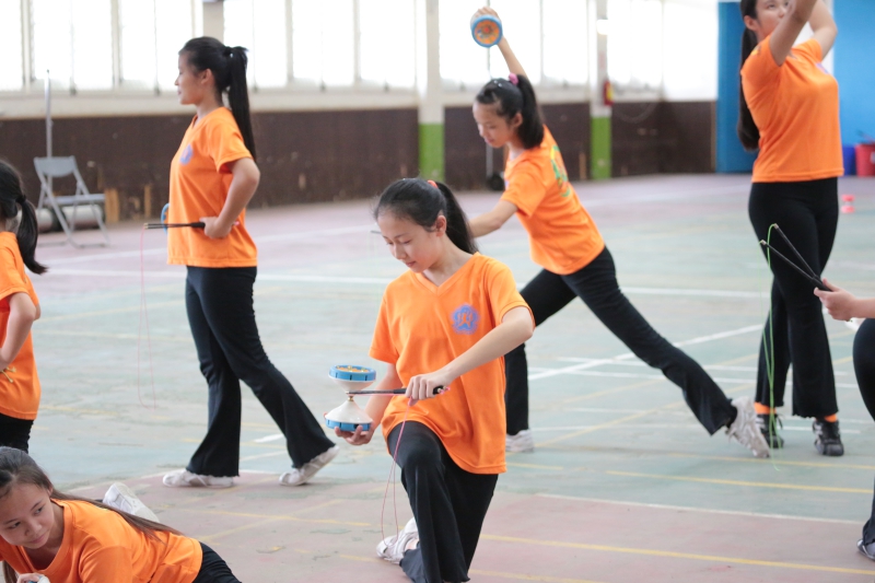 明道扯鈴隊中，許多小朋友從幼稚園就開始了扯鈴人生，扯鈴不僅改變他們的生活，更讓他們懂得負責任以及怎麼和隊友相處。圖／翊起運動提供