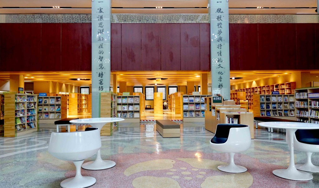 彰化縣立圖書館大廳挑高寬廣的驚人，一付對聯寫著:「一瓶散發夢與抒情的文化香水  一處讓思潮融匯的智慧轉運站」。記者蔡育豪攝影