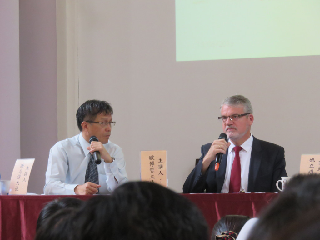 「歷史不但要記憶，更不可以故意遺忘」，德國在台協會處長歐博哲（Martin Eberts，右）今天受邀談德國針對納粹與前東德二度處理轉型正義的經驗，他在演講中提到戰後處理納粹罪行的態度，駐德代表謝志偉（左）現場翻譯他的說法表示，「在這個時候謙卑、謙卑再謙卑是很重要的事」。圖／唐詩