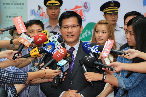 台中市長林佳龍昨天提到「會吸菸很有可能會跟著吸毒」，說法引發爭議。林佳龍今（10）日澄清，說法是出於善意，目的是呼籲青少年不要去接觸菸或毒品，不要受到同儕壓力而犯錯，但可能語意表達不夠清楚。（台中市政府資料照片）