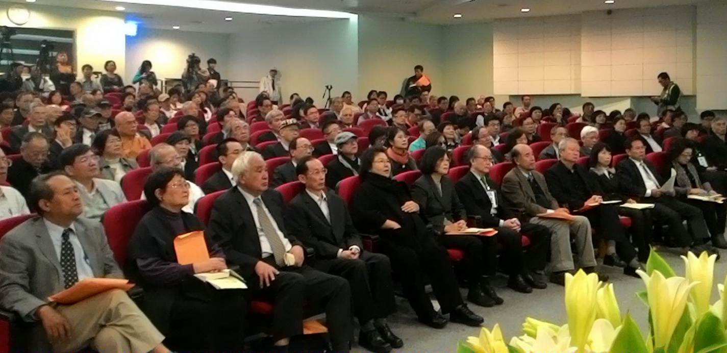 左起曹啟鴻、周清玉、姚嘉文、曾貴海、陳菊、蔡英文、張復聚、蔡丁貴、吳樹民、陳昭姿、涂醒哲、范巽綠全程參與兩小時「鄭正煜紀念音樂會」。（記者陳俊廷攝）20150125