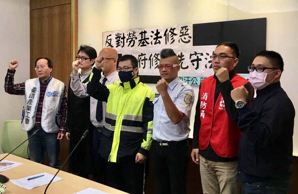 警察、消防員、書記官、法警、台鐵員工、獄政等公職人員的工會團體也站出來反對勞基法修法。圖／李秉芳