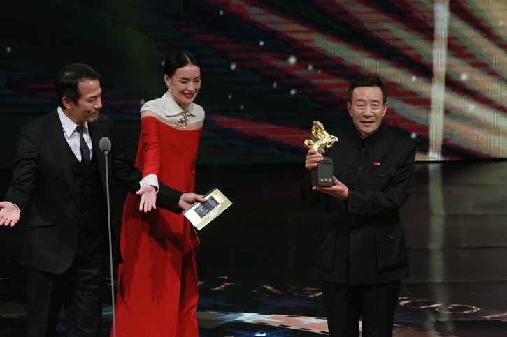 金馬50，戴立忍(左)和舒淇(中)把最佳男配角獎頒給了身穿中山裝、戴著五星徽章上台的中國演員李雪健(右)。圖／金馬50資料照