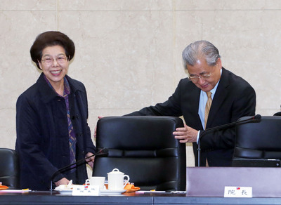 監察院30日到行政院巡察，行政院長毛治國（右）與監察院長張博雅（左）出席會議，毛治國為張博雅拉開座位，展現待客之道。（中央社）20150130