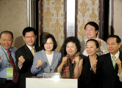 民進黨主席暨總統參選人蔡英文今天在執政縣市首長會議中表示，明年若重返中央執政，將從中央連線地方，推動區域合作建設、權責資源下放地方，她堅定表示「改變台灣不在一朝一夕，但在每天的準備之中」。（中央社20150627）