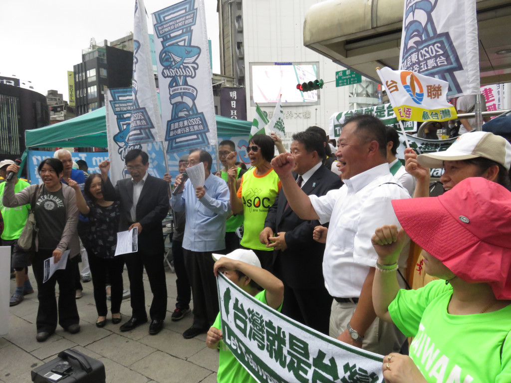 2020東京奧運台灣正名行動聯盟與行動小組今（10）日下午號召大批人馬於台北市西門町募集第二階段公投連署，數十名跨黨派成員一同於街頭展開連署工作。圖／程士華