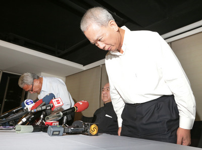 頂新魏家先前已宣布將退出味全董事會,今日更傳出將於本週五董事會讓出 4席董事讓政府主導,立委認為這根本是請人背書讓頂新繼續賺錢。(中央社資料照)