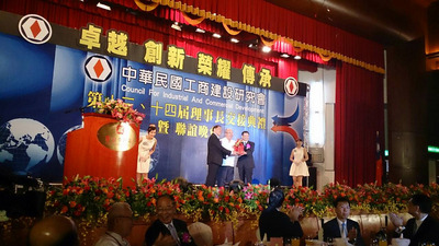 工商建研會28日舉行新舊任理事長交接，在國民黨榮譽主席吳伯雄（中）監交下，新任理事長廖萬隆（右）從卸任雷祖綱（左）手中接下印信。(中央社)