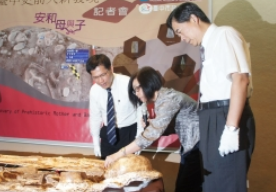台中市長林佳龍和科博館屈慧麗主任及孫維新館長揭幕安和遺址文物 (科博館提供)