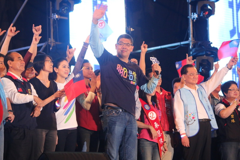 連勝文選前之夜發表「心中無高牆 架起橋樑」演說，強調這場選戰，「是真相與謊言的戰爭、是溫和理性與兇殘對立的戰爭、更是台北會昂首向前或原地踏步的選擇」！（記者何豪毅攝）
