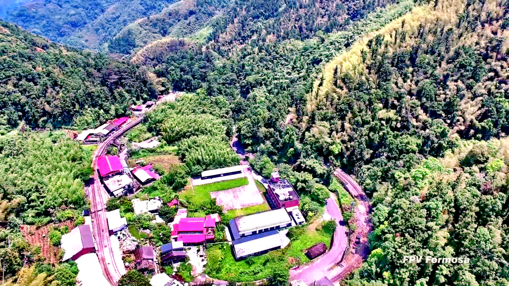 水社寮車站是森鐵位在篤鼻山、四天王山群峰下的一個小車站，阿里山森林鐵路水社寮車站，火車以馬蹄的「Ω」形進出，火車在水社寮以大角度出站，從空中還能鳥瞰森林火車以180度角度進出車站的畫面。(照片/嘉義縣府)