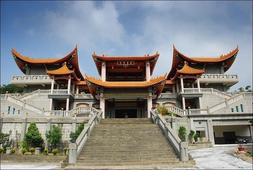 彰化碧雲禪寺（圖）為一百年古廟，現在卻可能遭魏明仁掛上五星旗，廟方出家人向前台南縣長蘇煥智喊冤，指控魏明仁設以拐騙方式侵佔廟產。（網路圖片）