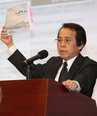 針對遠雄建築師羅興華說「就讓它燒吧」，反正巨蛋裡也沒什麼東西，台北市副市長林欽榮痛批語氣傲慢，草菅人命，巨蛋裡至少有4到6萬名觀眾，「他們不是東西，是人」。（資料照，中央社20150417）