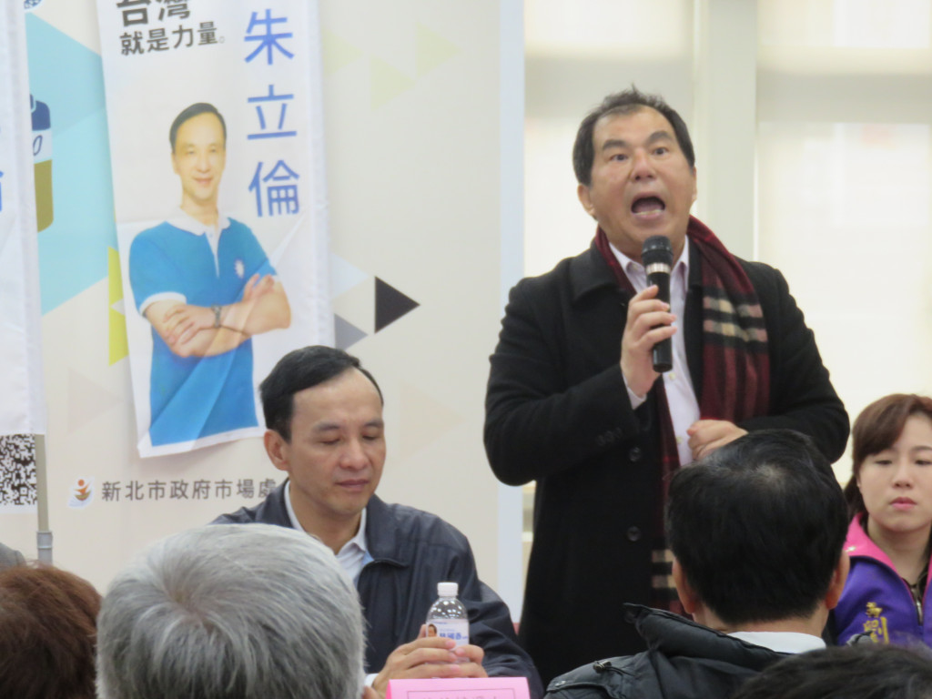 國民黨總統參選人朱立倫今天上午到板橋區參加里長座談會,爭取在地里長支持,不過,國民黨新北市議會黨團書記長周勝考在為朱立倫助講時,提到22K政策,竟表示22K其實是政府補貼,加上勞健保4千,還要再加上底薪3萬或4萬,「所以是56K、66K」(記者唐詩攝影)