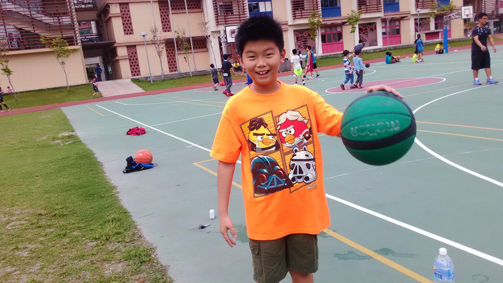 小獅王的興趣廣泛，允文允武，想成為NBA球員、口琴演奏家等，也是游泳高手，喜歡寫小說、昆蟲觀察等，還懂得關心別人，要捐款給孤兒院。（圖由小獅王媽提供）