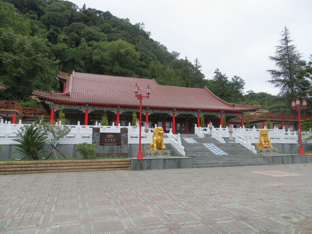 蔣介石在台灣有如皇帝，在好山好水之處廣建三十多座「行館」，包括圖中的梨山賓館。(Wiki, Ckbubutp, 20160320)