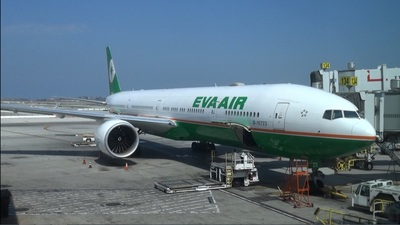 長榮航空在梅姬颱風期間挨批冒風雨硬飛，儘管長榮從嗆告到致歉，但民航局介入調查後也發現有八個航班飛行時數有問題。（中央社資料照）