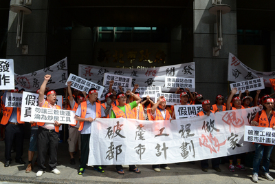 三峽龍埔麥仔園自救會近百人今天前往新北市政府抗議，批評「破產工程做鬼城，都市計畫毀家園」，堅決反迫遷，勿讓三鶯捷運淪炒房工具。（中央社20150818）